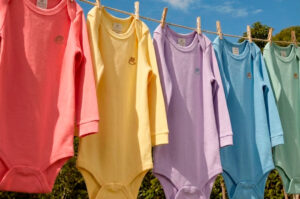 Como lavar roupa infantil